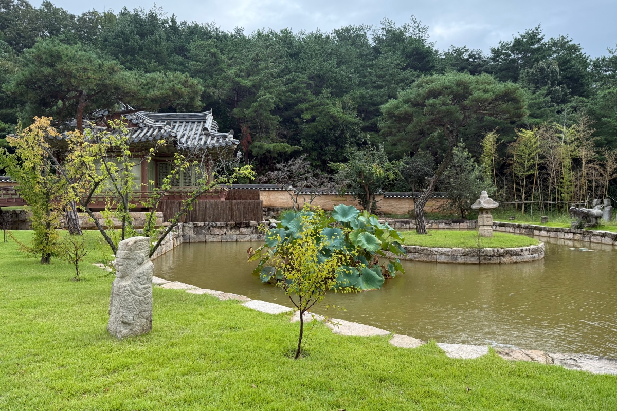 造訪當天,即便天候不佳,仍被飯店優雅靜謐的氛圍所打動。(攝影:Adela Cheng) 造訪當天,即便天候不佳,仍被飯店優雅靜謐的氛圍所打動。(攝影:Adela Cheng)