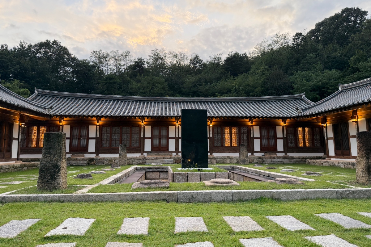 走進樂古齋園區,會發現一座醒目的黑色石碑,其靈感來自史丹利·庫柏力克的經典電影《2001太空漫遊》中的「黑色巨石」。(攝影:Adela Cheng) 走進樂古齋園區,會發現一座醒目的黑色石碑,其靈感來自史丹利·庫柏力克的經典電影《2001太空漫遊》中的「黑色巨石」。(攝影:Adela Cheng)