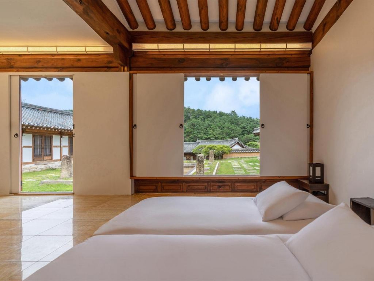 透過設計門、窗、庭院的位置,巧妙地框住自然景色。(圖片提供:Booking.com) 透過設計門、窗、庭院的位置,巧妙地框住自然景色。(圖片提供:Booking.com)