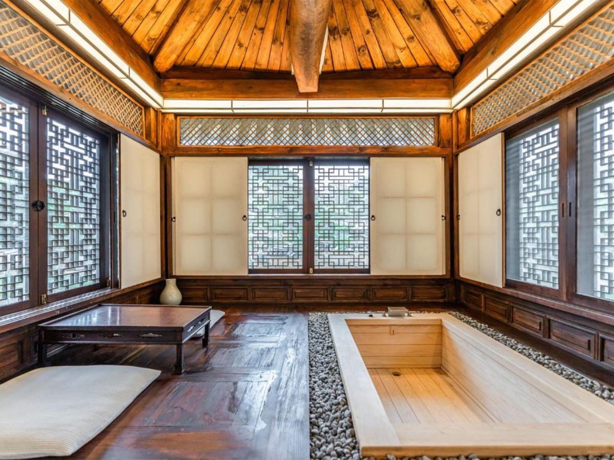 豪華套房中設有扁柏木浴缸。(圖片提供:Booking.com) 豪華套房中設有扁柏木浴缸。(圖片提供:Booking.com)