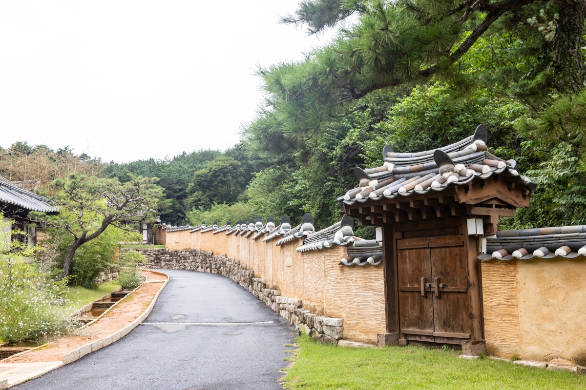 旅客能赤腳行走在黃土小徑上,這是一種傳統的養生方式,相信能促進血液循環與身體平衡。(圖片提供:Booking.com) 旅客能赤腳行走在黃土小徑上,這是一種傳統的養生方式,相信能促進血液循環與身體平衡。(圖片提供:Booking.com)