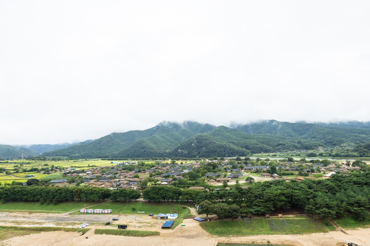 在芙蓉臺崖頂可以將安東河回村一覽無遺。(圖片提供:Booking.com) 在芙蓉臺崖頂可以將安東河回村一覽無遺。(圖片提供:Booking.com)