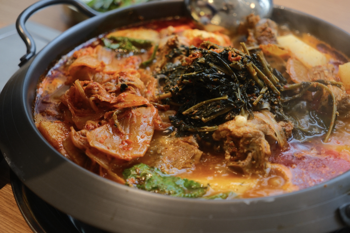 冬季鍋物推「Uncle-K」道地韓式馬鈴薯排骨火鍋!台中公益店新開幕,蘿蔔葉乾入鍋熬製靈魂湯頭 冬季鍋物推「Uncle-K」道地韓式馬鈴薯排骨火鍋!台中公益店新開幕,蘿蔔葉乾入鍋熬製靈魂湯頭