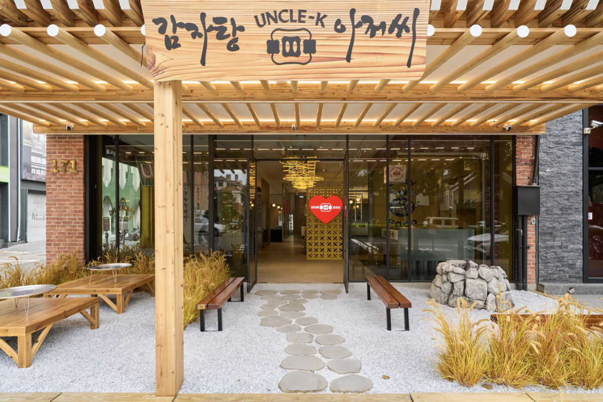 冬季鍋物推「Uncle-K」道地韓式馬鈴薯排骨火鍋!台中公益店新開幕,蘿蔔葉乾入鍋熬製靈魂湯頭 冬季鍋物推「Uncle-K」道地韓式馬鈴薯排骨火鍋!台中公益店新開幕,蘿蔔葉乾入鍋熬製靈魂湯頭
