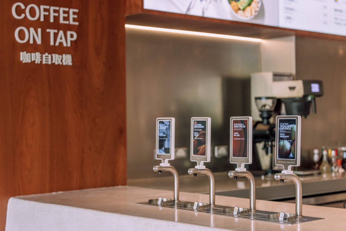 此次科大概念店特別引進全台連鎖咖啡館首創的「Coffee on Tap咖啡自取機」。(圖片提供:伯朗咖啡館) 此次科大概念店特別引進全台連鎖咖啡館首創的「Coffee on Tap咖啡自取機」。(圖片提供:伯朗咖啡館)