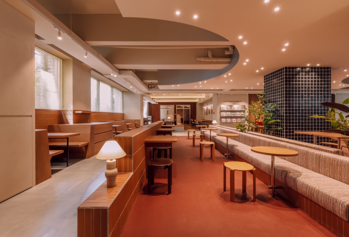 科大概念店整體採用深色木質調。(圖片提供:伯朗咖啡館) 科大概念店整體採用深色木質調。(圖片提供:伯朗咖啡館)