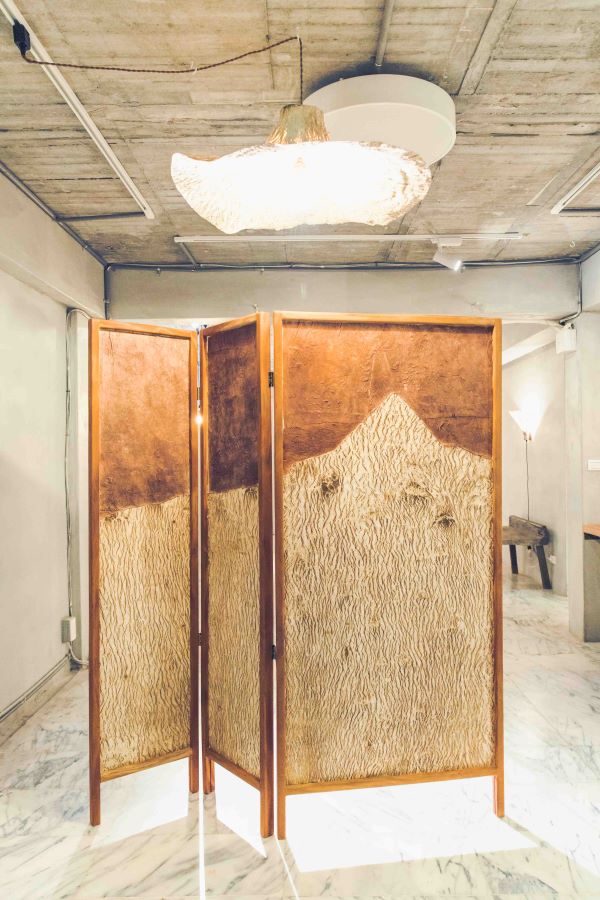 佬祖以這件屏風作品,記錄舊好茶部落的美麗山景。(圖片來源:《生活工藝誌》第十二期) 佬祖以這件屏風作品,記錄舊好茶部落的美麗山景。(圖片來源:《生活工藝誌》第十二期)