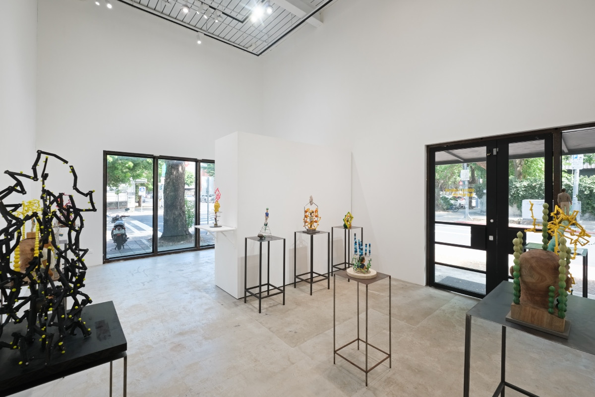 此為泉啓司二度於Hiro Hiro Art Space辦展;藝廊本身由繁茂綠意包裹純白空間,恰彰顯其作品的有機性。(圖片提供:Hiro Hiro Art Space) 此為泉啓司二度於Hiro Hiro Art Space辦展;藝廊本身由繁茂綠意包裹純白空間,恰彰顯其作品的有機性。(圖片提供:Hiro Hiro Art Space)