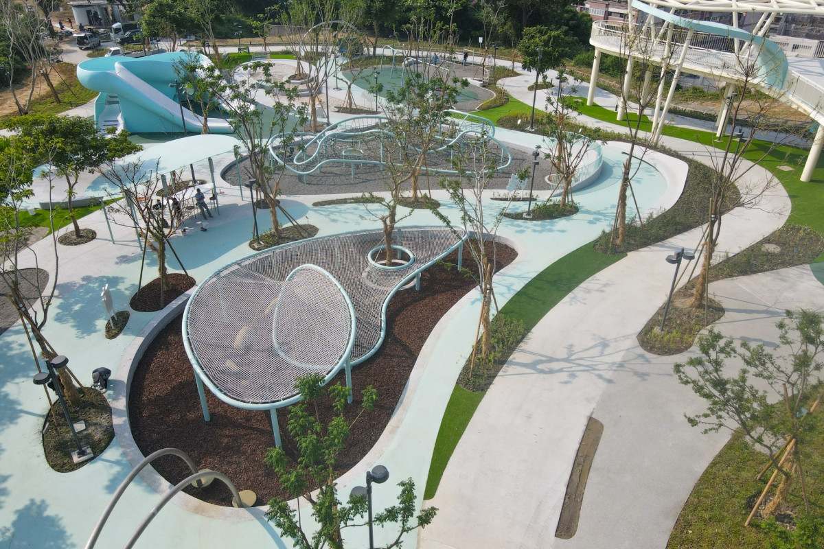 空拍可見整座遊戲場如梯田等高線般的步道規劃。(圖片提供:台灣設計研究院) 空拍可見整座遊戲場如梯田等高線般的步道規劃。(圖片提供:台灣設計研究院)