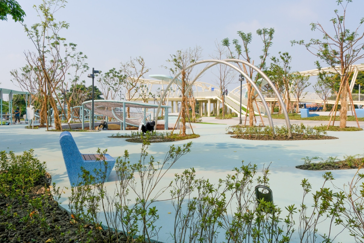 原生植栽為空地撐起些許遮蔭,更使自然與設計交織的美感應運而生;圖為青銀共融廣場。(圖片提供:台灣設計研究院) 原生植栽為空地撐起些許遮蔭,更使自然與設計交織的美感應運而生;圖為青銀共融廣場。(圖片提供:台灣設計研究院)