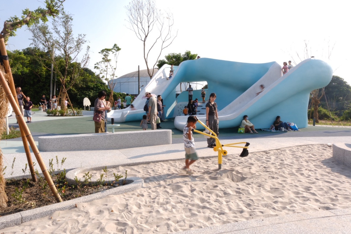 藝術化造型兼賦予3大遊具功能性、觀賞性與互動性,其他包括沙坑、鞦韆、旋轉盤、彈跳床及戲水區等設施同步提供大小朋友多樣化選項。(圖片提供:台灣設計研究院) 藝術化造型兼賦予3大遊具功能性、觀賞性與互動性,其他包括沙坑、鞦韆、旋轉盤、彈跳床及戲水區等設施同步提供大小朋友多樣化選項。(圖片提供:台灣設計研究院)