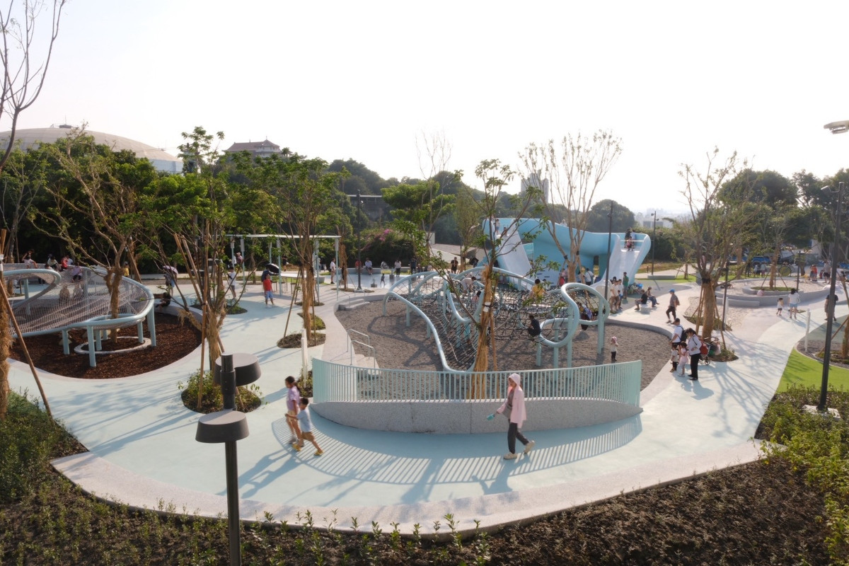 「人人」共融自是核心概念,「人地」共融也透過流動線條、柔和色彩,以及錯落的人為設施與原生植栽彰顯。(圖片提供:台灣設計研究院) 「人人」共融自是核心概念,「人地」共融也透過流動線條、柔和色彩,以及錯落的人為設施與原生植栽彰顯。(圖片提供:台灣設計研究院)