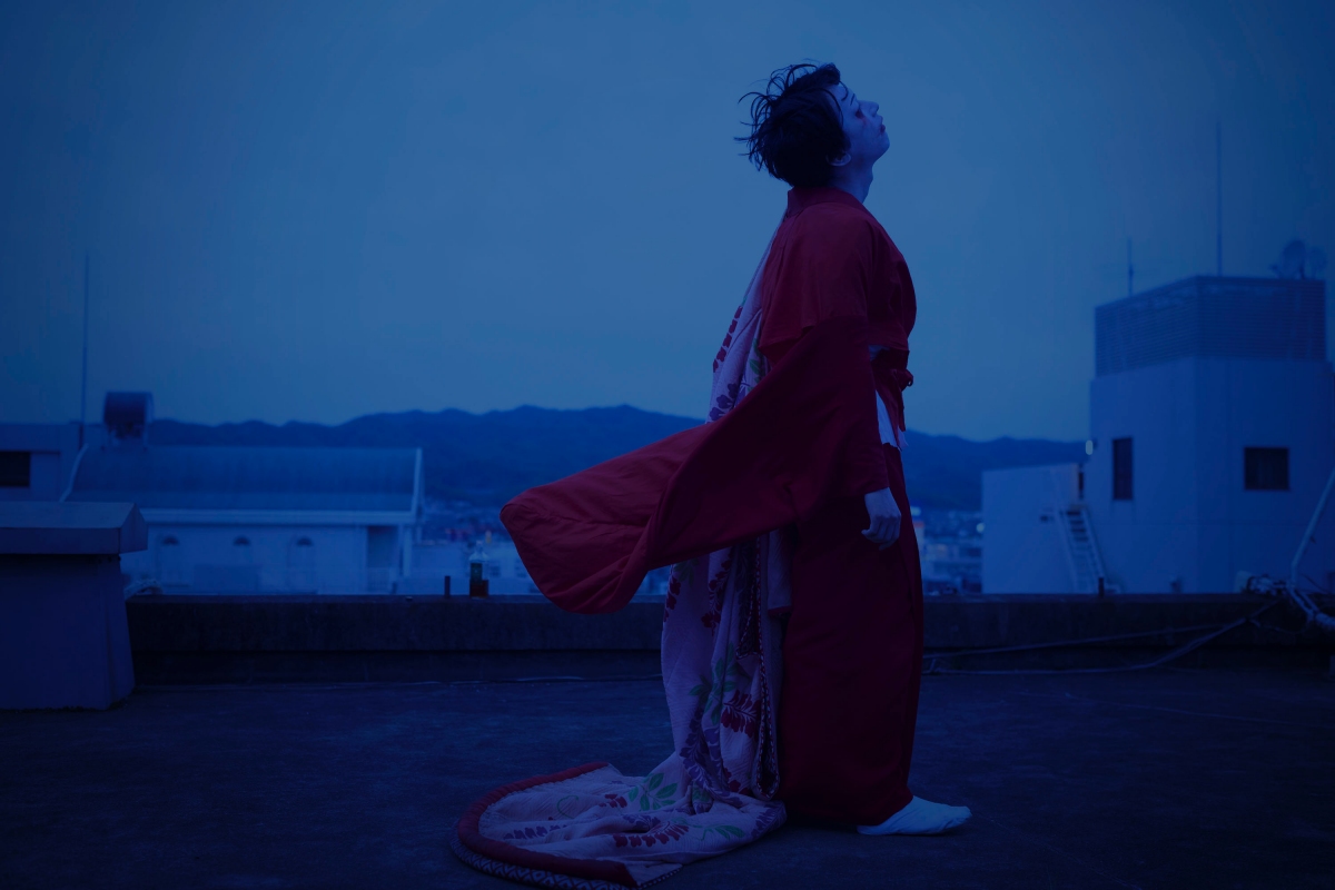 喜久雄在頂樓跳舞的戲，以一鏡到底的手持鏡頭拍攝。（圖片提供：©SHUICHI YOSHIDA/ASP ©2025 