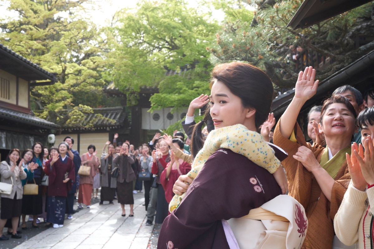 見上愛飾演的藝伎藤駒，和喜久雄的互動勾勒出其台下面貌。（圖片提供：©SHUICHI YOSHIDA/ASP ©2025 