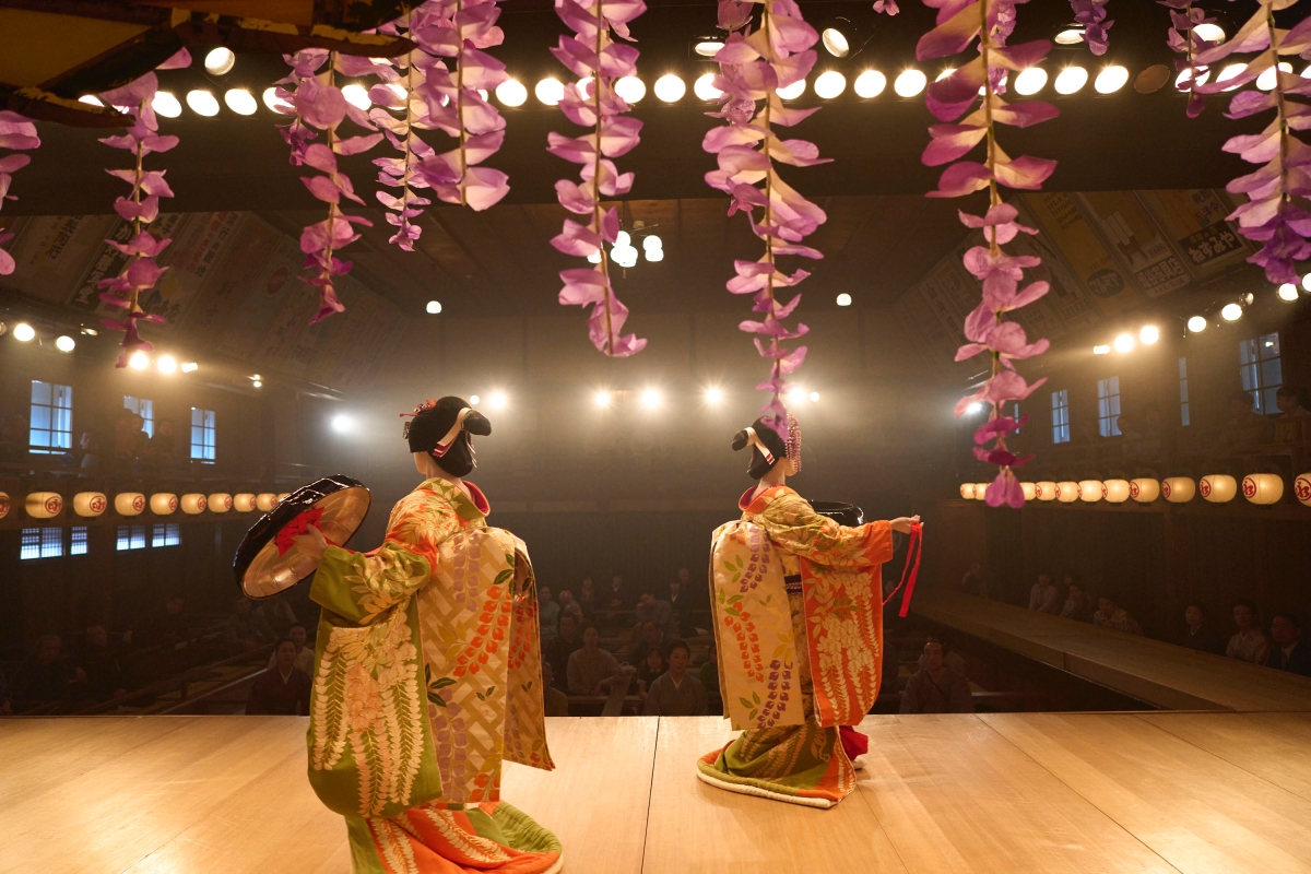 片中大量從舞台後方拍攝歌舞伎場景，是平時觀眾難以看見的視角。（圖片提供：©SHUICHI YOSHIDA/ASP ©2025 