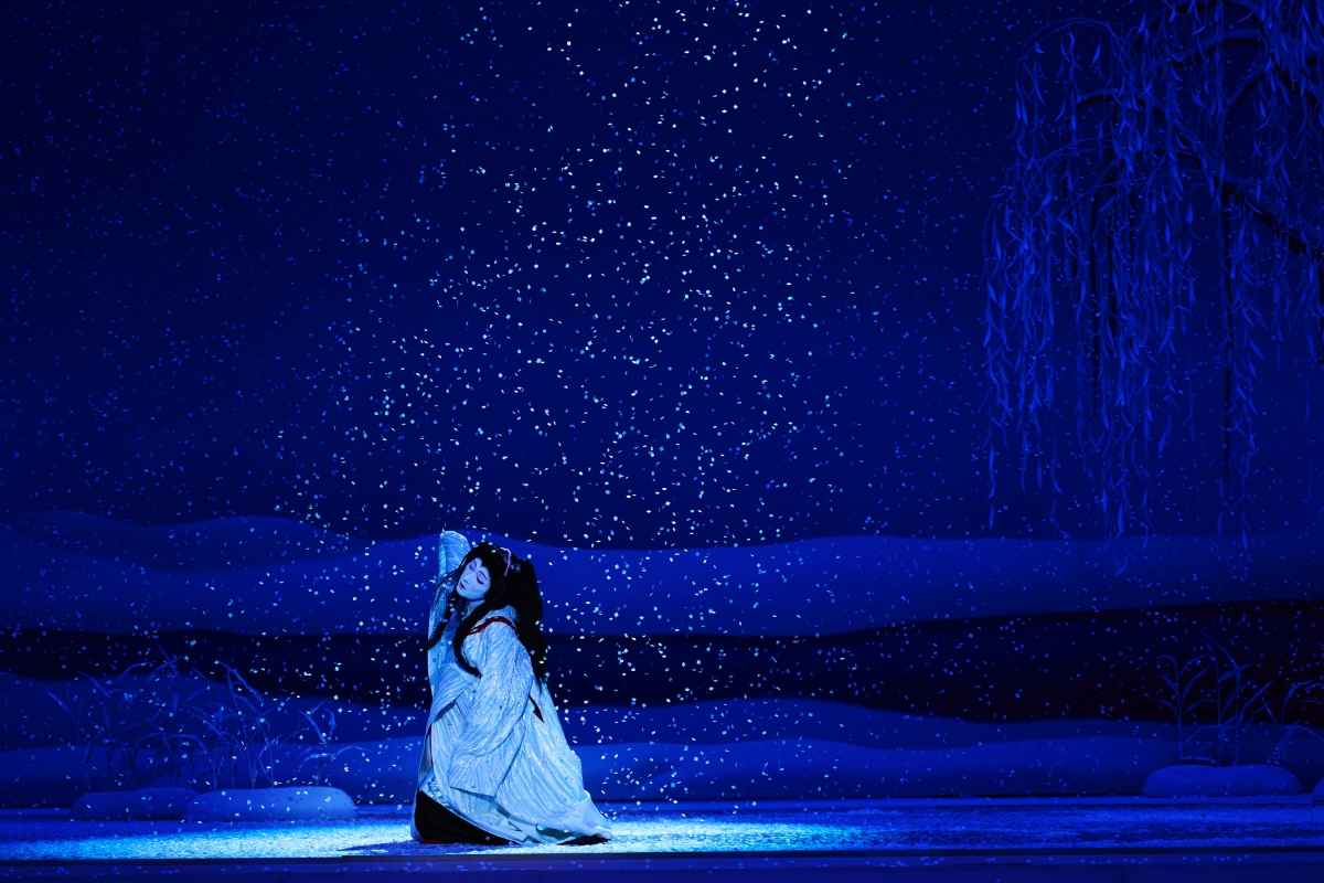 《鷺娘》敘述愛上人類的白鷺精靈，化為人形後其情感卻未被回應，最終於雪中死去。李相日認為舞台上的喜久雄，就像在和歌舞伎殉情。（圖片提供：©SHUICHI YOSHIDA/ASP ©2025 