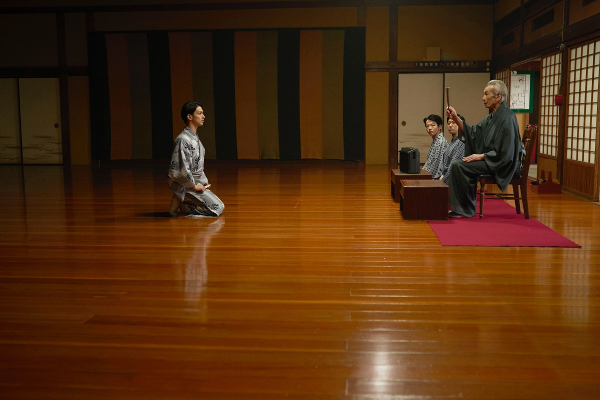 日本舞者田中泯（右）飾演有人間國寶之稱的女形萬菊，他在片中以「手」展現的演技值得關注。（圖片提供：©SHUICHI YOSHIDA/ASP ©2025 