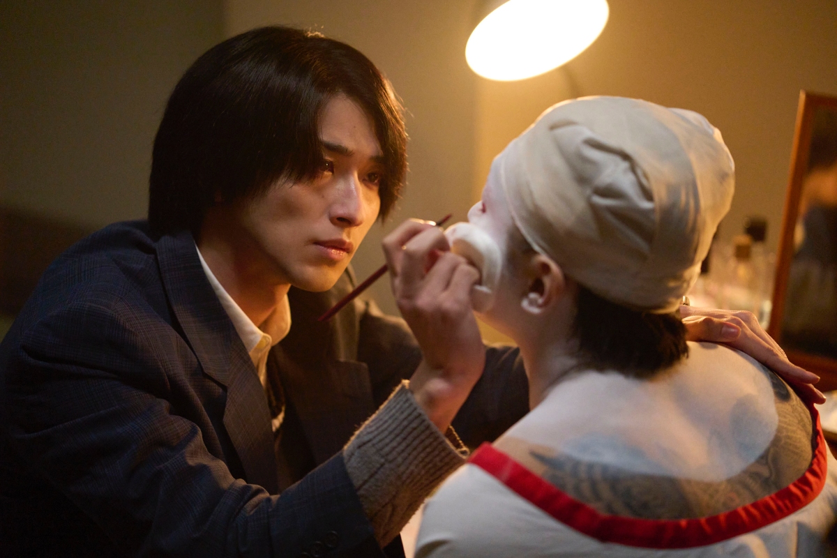 吉澤亮（右）演出喜久雄在登台《曾根崎心中》前在後台緊張發抖的戲，李相日認為是他真正進入角色的關鍵場次。（圖片提供：©SHUICHI YOSHIDA/ASP ©2025 