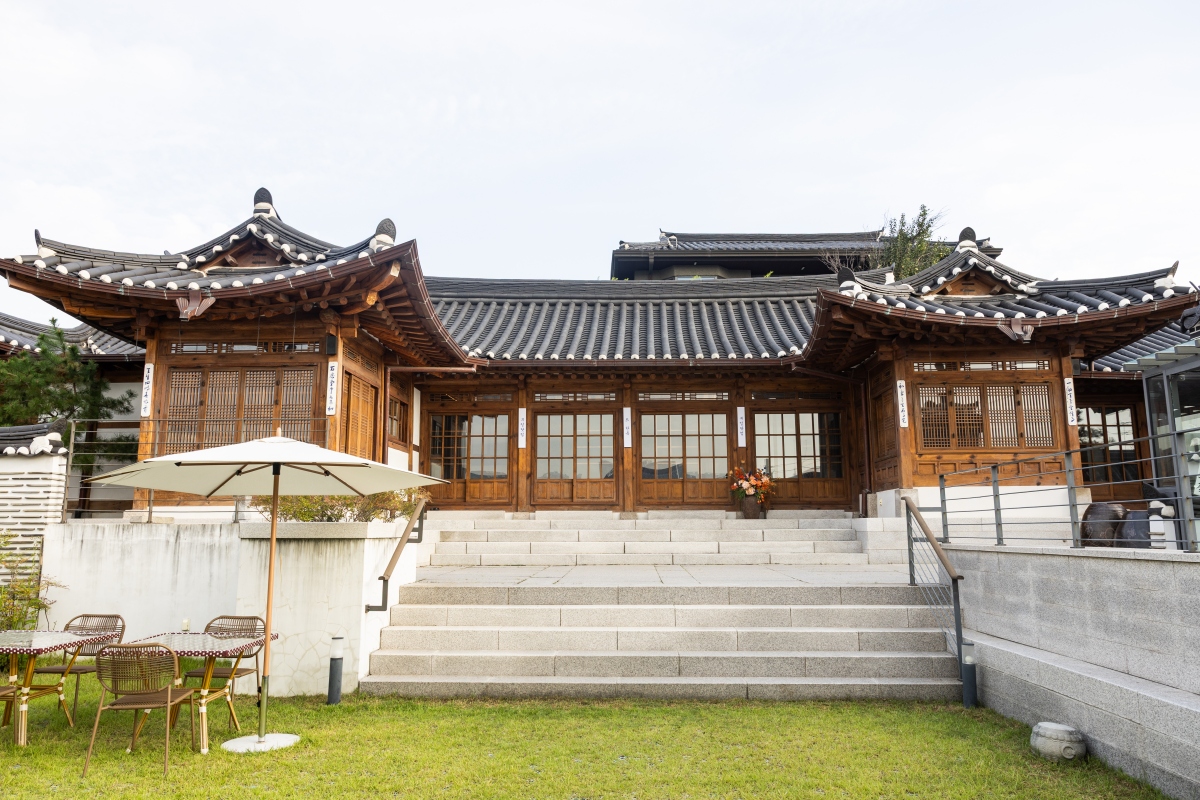 Booking.com特別住宿企劃「De Hanok — Where Dutch Colors Bloom in Korean Calm」,選在Bukchon Binkwan by Rakkojae舉行。(圖片提供:Booking.com) Booking.com特別住宿企劃「De Hanok — Where Dutch Colors Bloom in Korean Calm」,選在Bukchon Binkwan by Rakkojae舉行。(圖片提供:Booking.com)