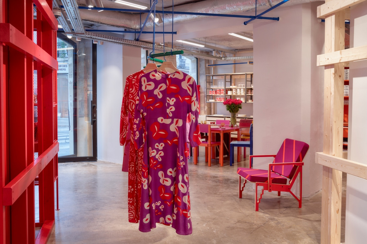 裸露管線和燈軌的天花板尤為工業風裝潢的標誌性設計。(圖片提供:Marimekko/攝影:Mikael Niemi) 裸露管線和燈軌的天花板尤為工業風裝潢的標誌性設計。(圖片提供:Marimekko/攝影:Mikael Niemi)