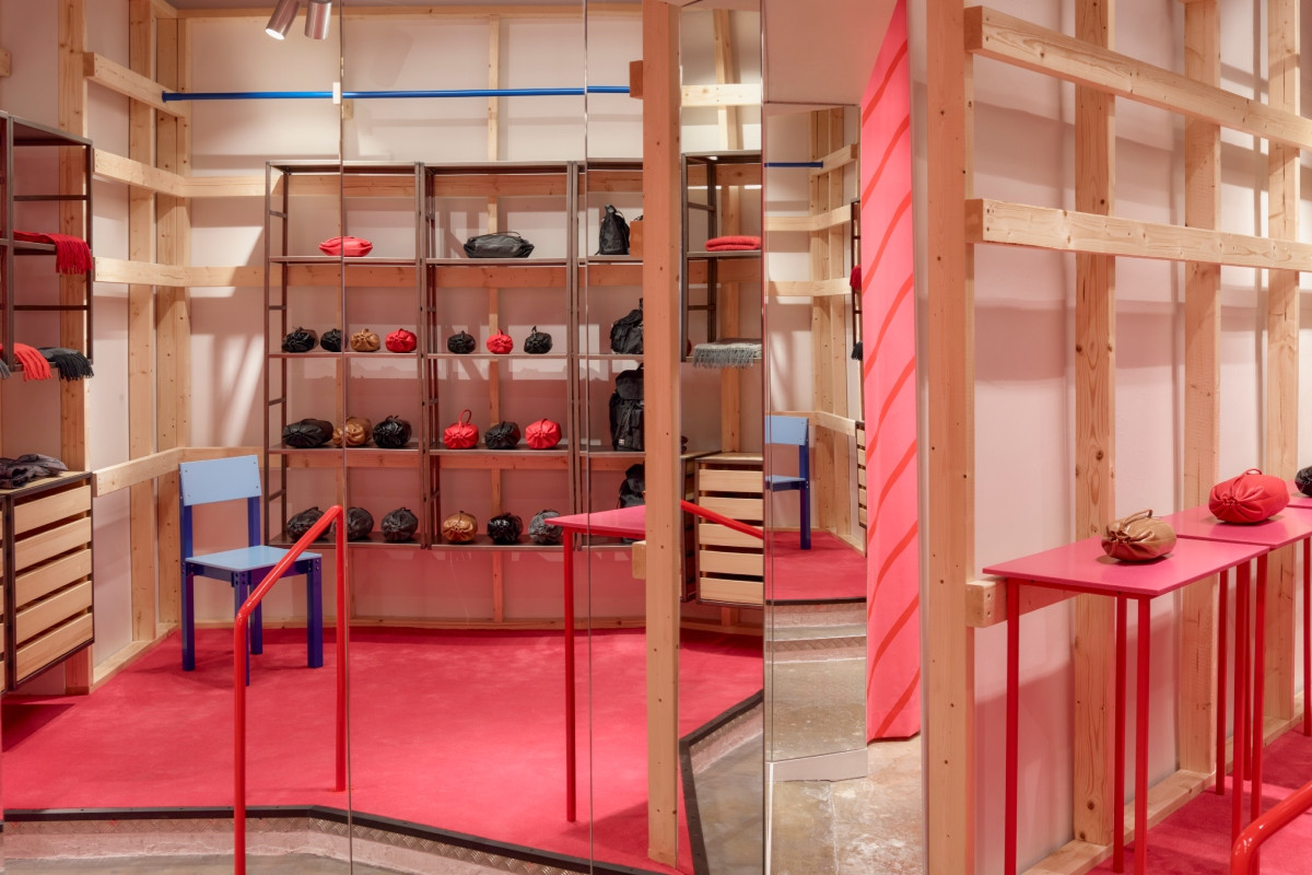 塗漆金屬欄杆主要以寶藍和鮮紅展現對比美感,並交錯點綴空間。(圖片提供:Marimekko/攝影:Mikael Niemi) 塗漆金屬欄杆主要以寶藍和鮮紅展現對比美感,並交錯點綴空間。(圖片提供:Marimekko/攝影:Mikael Niemi)