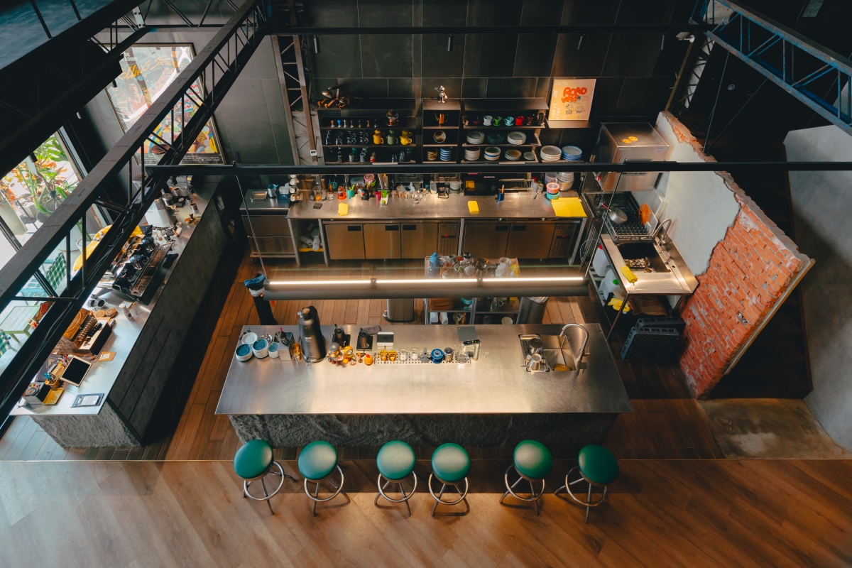 活動期間，每一間店家的燈具，也將同步匯集吊掛在前身為鐵工廠的串聯店家「往前咖啡製作所」2樓。（圖片提供：辵辵計画）