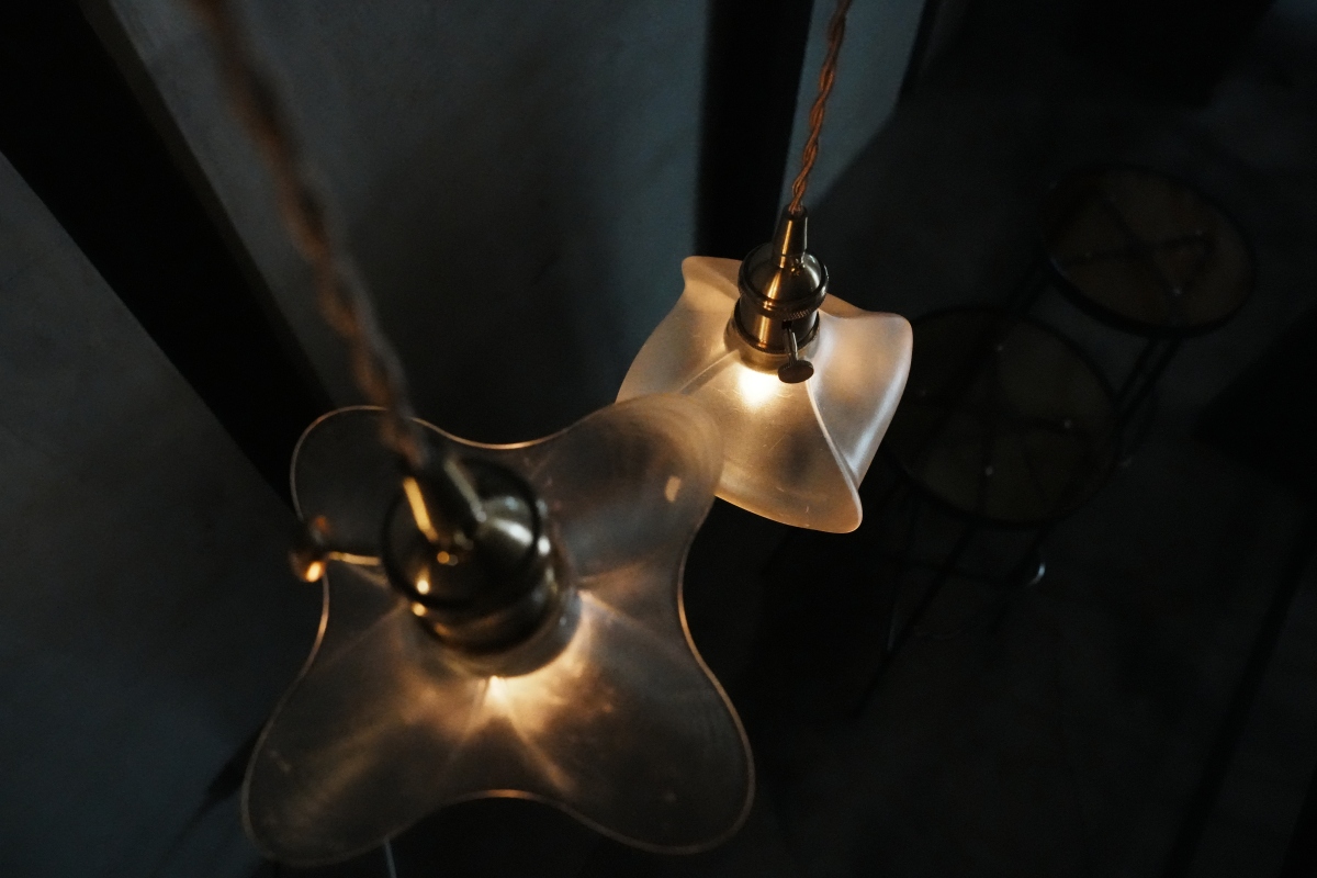 活動期間，每一間店家的燈具，也將同步匯集吊掛在前身為鐵工廠的串聯店家「往前咖啡製作所」2樓。（圖片提供：辵辵計画）