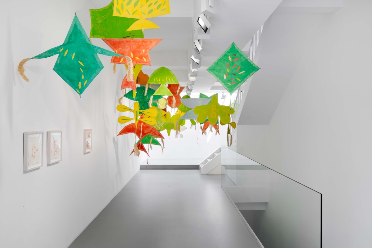 瓊・喬納斯 ，〈風中一線〉，2024，竹子、繩線、壓克力彩於紙，尺寸依場地而定，Courtesy of the artist and Gladstone Gallery