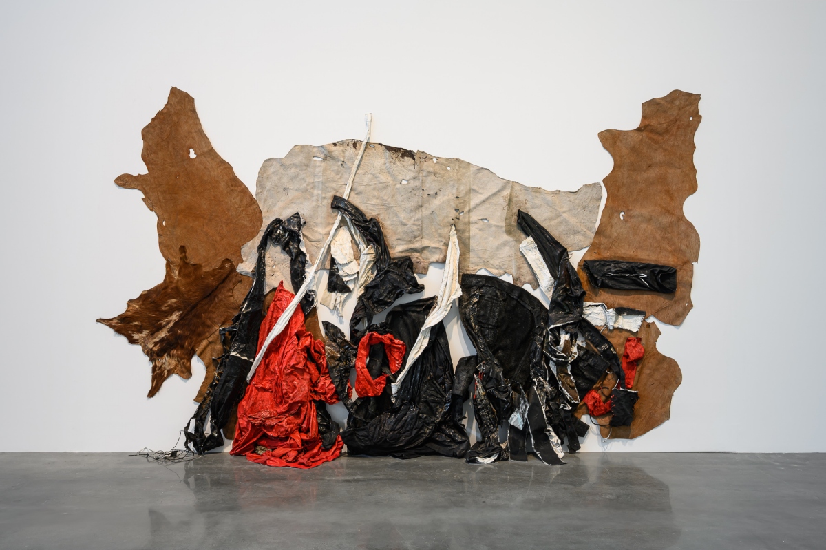 陳幸婉，〈大地之歌No.1〉，1996，複合媒材，245x456x80公分，臺中市立美術館典藏。（圖片提供：中美館，攝影：ANPIS FOTO 王世邦）