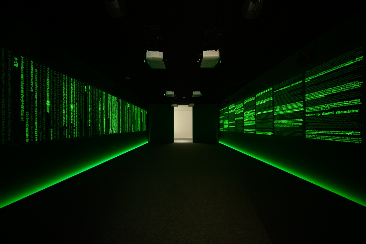 陳瀅如，〈聞山海〉，2025，複合媒材 10.2環繞聲道、9K雙頻道同步投影、氣味(天然精油)，尺寸 7.2 × 10.8公尺（首展規格），原規劃與尺寸 14.2環繞聲道、8 × 12公尺，臺中市立美術館委託創作。（圖片提供：中美館，攝影：ANPIS FOTO 王世邦）