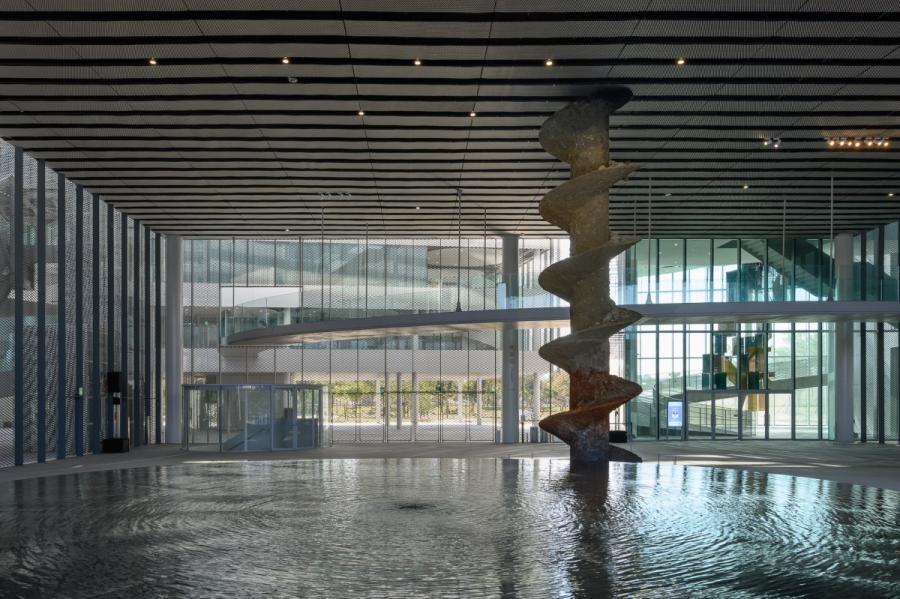 阿德里安・提爾提奧，〈後博物館證據(探鑽)〉，2025，現地裝置——木材、綁帶、塗料、膠、水石、土壤、沙子、混凝土、鋼材、建築廢料，25 × 2.5 × 2.5公尺，臺中市立美術館委託創作，藝術家自藏。（圖片提供：中美館，攝影：ANPIS FOTO 王世邦）