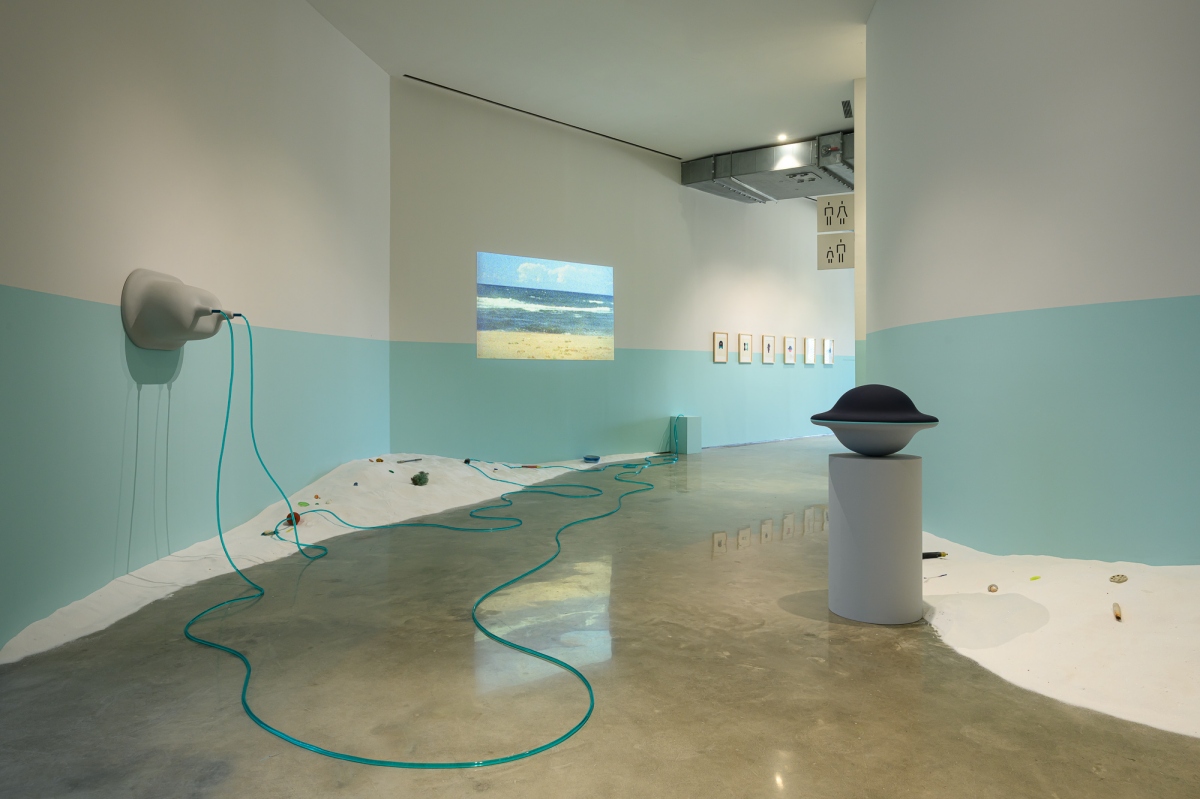 鈴木悠哉，〈在最後之物的世界〉，2025，混合媒材裝置_攝影、繪畫、影像、植物、沙、水、以水性樹脂製作的立體物件、壓克力顏料、保麗龍、鋼、木材、 馬達、海洋廢棄物_尺寸依空間場合而定，藝術家自藏，臺中市立美術館委託創作。（圖片提供：中美館，攝影：ANPIS FOTO 王世邦）