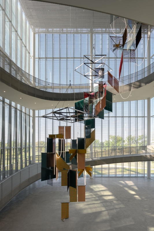 梁慧圭 ( Haegue Yang )，《流動奉獻－樹蔭三合》，2025，中美館委託製作。（圖片提供：中美館，攝影：ANPIS FOTO 王世邦）