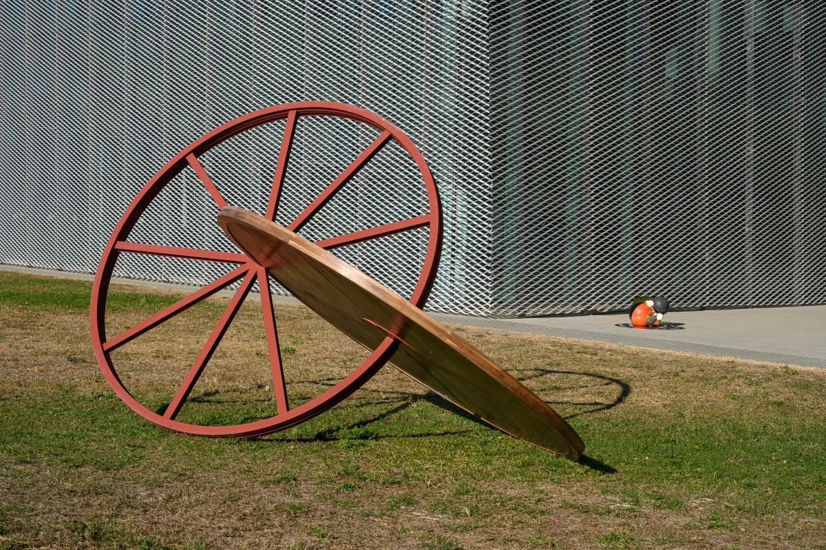 鄭素英，〈輪中之輪 I＆ II〉，2025，不鏽鋼、木頭、彩繪，玻璃、瓷器、塑膠,收集自中國、日本與韓國海域的浮標，拋光不鏽鋼面板。約 0.9 × 0.9 × 0.4 公尺，臺中市立美術館委託創作，藝術家自藏。（圖片提供：中美館，攝影：ANPIS FOTO 王世邦）