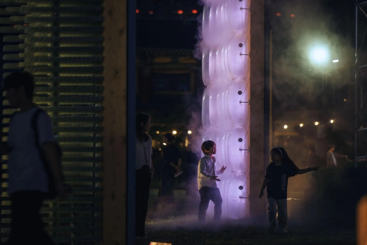 水霧噴灑同時達成降溫和保濕效果，更營造如夢似幻氛圍。（圖片來源：MAD Architects）