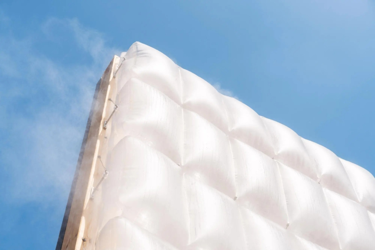 半透明氣膜構成的42個獨立「生命體」，配備「可呼吸」燈光單元與水霧機制。（圖片來源：MAD Architects）