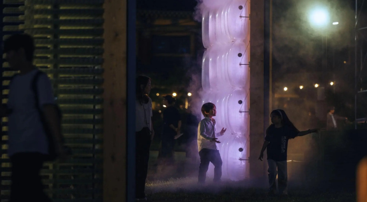 「軟皮」建築可能嗎？MAD《呼吸細胞》裝置亮相首爾城市建築雙年展：42個體共組生命感介面，可發光、噴霧、與人互動