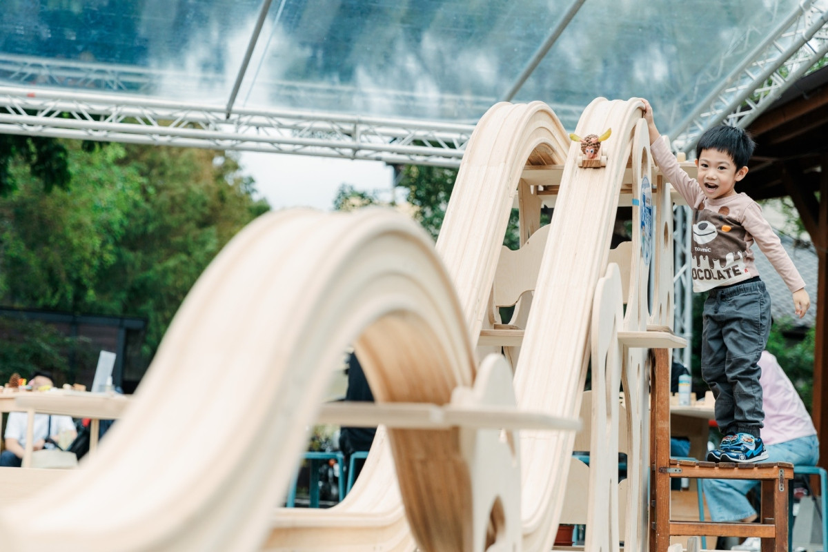 作品完成後即可於現場搭建的9公尺飆速軌道測試。（圖片提供：大溪工藝週）