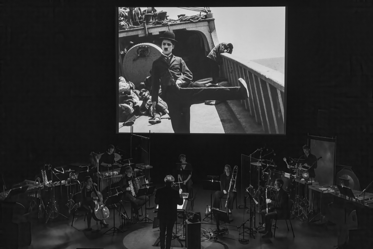 當代作曲家馬塔隆（Martin Matalon）將於 2025 C-LAB 聲響藝術節帶來「卓別林：工廠」電影音樂會。©Hervé Veronese  Centre Pompidou