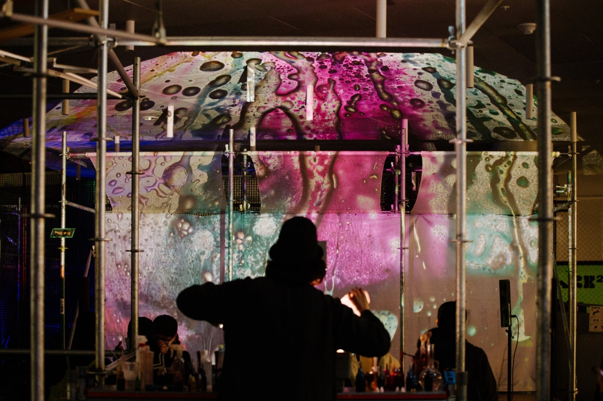 臺、韓共同合作的節目《光影音樂會》，由音樂家共組的「리 Trio弦樂與鋼琴三重奏」和油水投影藝術家「白油」現場即興創作。（圖片提供：藝術家）