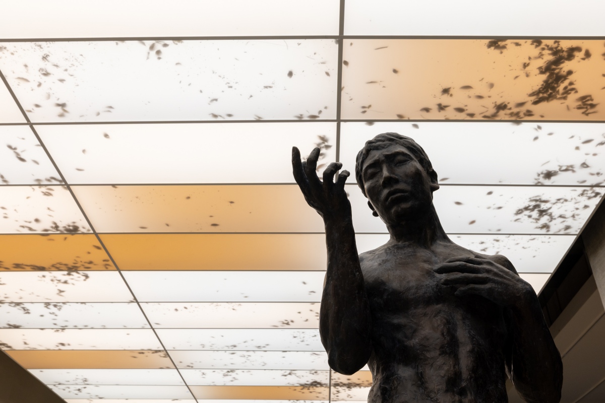 阿瓦羅・烏爾巴諾，《活畫（失竊的太陽》2024/2025，鋁、動作機械系統、電子系統、樹葉、LED燈條、金屬、感應馬達、漆料、壓克力玻璃、PVC、白色紙板、木材、臺北市立美術館典藏作品，549 × 1830 × 89 公分，藝術家及ChertLüdde， Travesía Cuatro，Marian Goodman Gallery 版權所有。（圖片提供：北美館，攝影：呂國瑋）