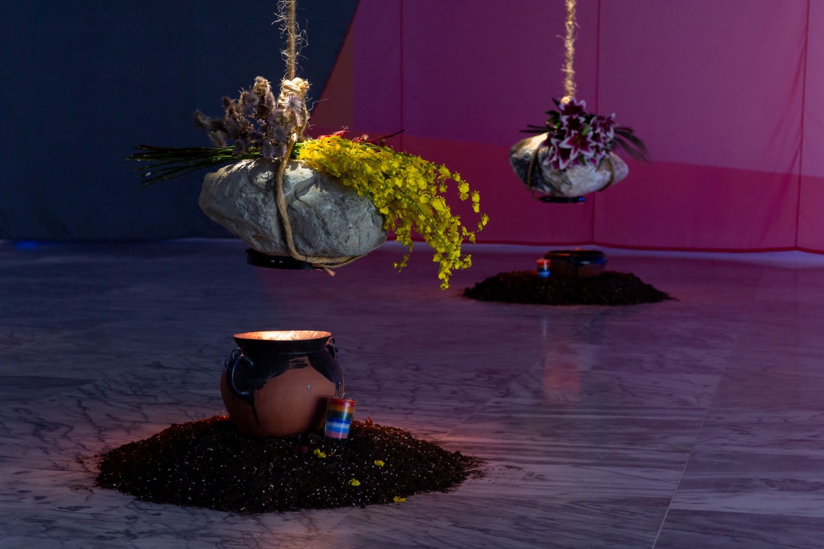 艾德加・卡萊爾，《K’obomanik（感激在我們眼前點亮又熄滅的一切事物）》，2025，石、繩索、泥土、陶器、水、數位顯示器，尺寸依空間而定，藝術家及 Mendes Wood DM, Sao Paulo及 Proyectos Ultravioleta, Guatemala City 版權所有，由2025 台北雙年展委託製作。（圖片提供：北美館）