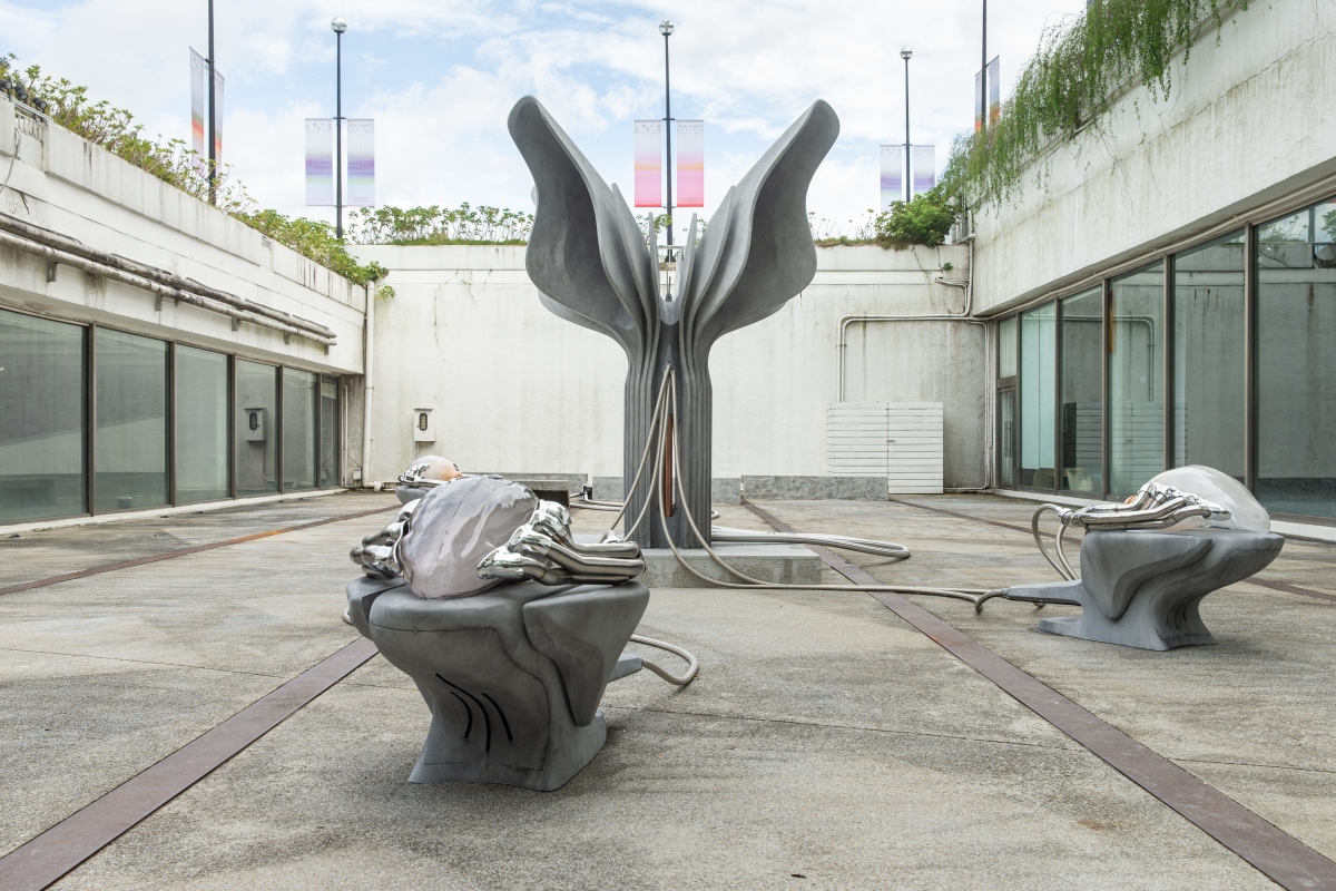 《靈變》，2025，與Saba Mahdavi 及bespoke. Sur-Mesure Engineering Studio共同製作，水泥、吹製玻璃、賽車排氣管、氣息、氣動電路系統、蠟、銅、接地棒、雪花石膏、壓力，350 × 350 × 250 公分。藝術家及Albion Jeune 和Francesca Minini 版權所有，由2025 台北雙年展委託製作。（圖片提供：北美館）