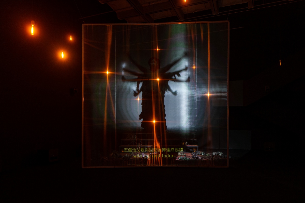 寇拉克里・阿讓諾度才，《愛在死亡之後》，2025，HD、程式燈光及氛圍裝置、機動軟雕塑、環繞音效，47分鐘，循環播放，尺寸依空間而定，音樂執導：Koichi Shimizu，音效設計與混音：Akritchalerm Kalayanamitr，燈光設計與編程：Rueangrith Santisuk (DuckUnit)。藝術家及 Bangkok CityCity Gallery (Bangkok)，