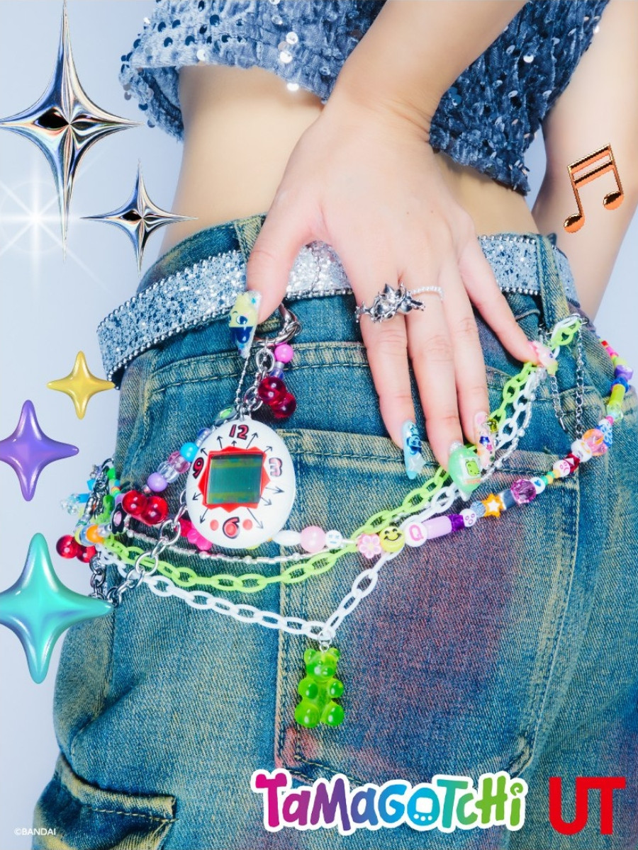 小巧便攜的外型讓電子雞後期比起遊戲機，更常被用作穿搭配件繫於褲腰或包款上。（圖片來源：Uniqlo）