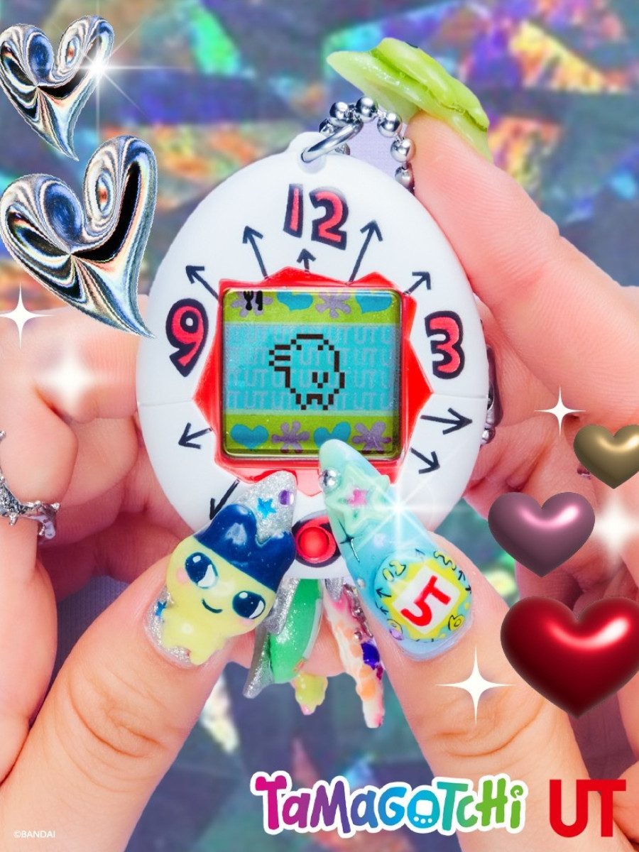 早期機型僅能以低解析度的像素圖案顯示遊戲畫面，Uniqlo復刻款亦重現其拙巧風格。（圖片來源：Uniqlo）