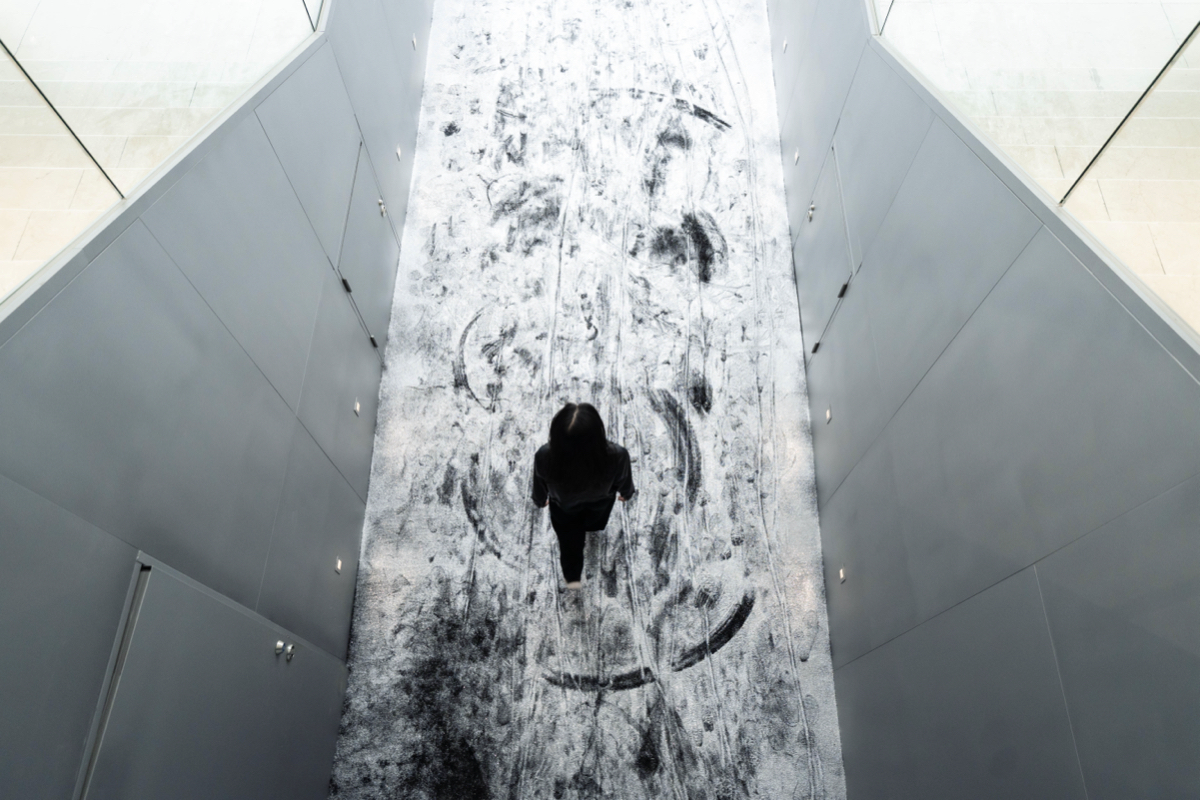 基隆美術館《我（們）到此一遊》開展！剖析「觀看即表演」的當代社群奇觀