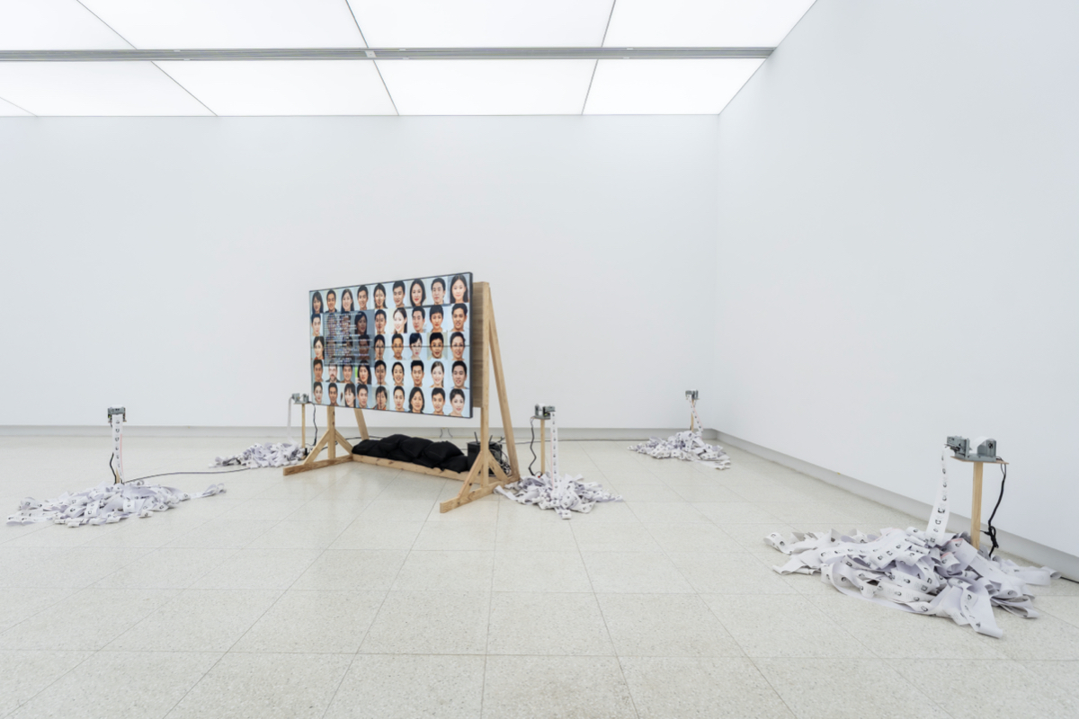 基隆美術館《我（們）到此一遊》開展！剖析「觀看即表演」的當代社群奇觀