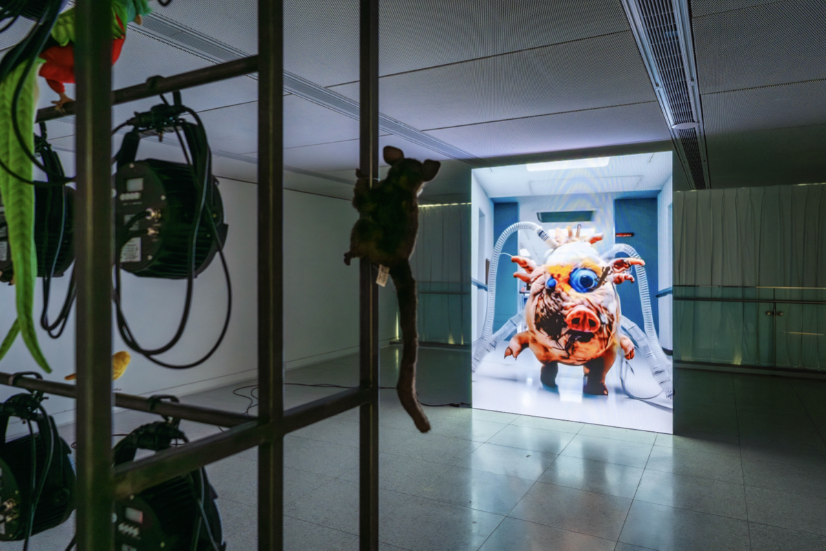 基隆美術館《我（們）到此一遊》開展！剖析「觀看即表演」的當代社群奇觀