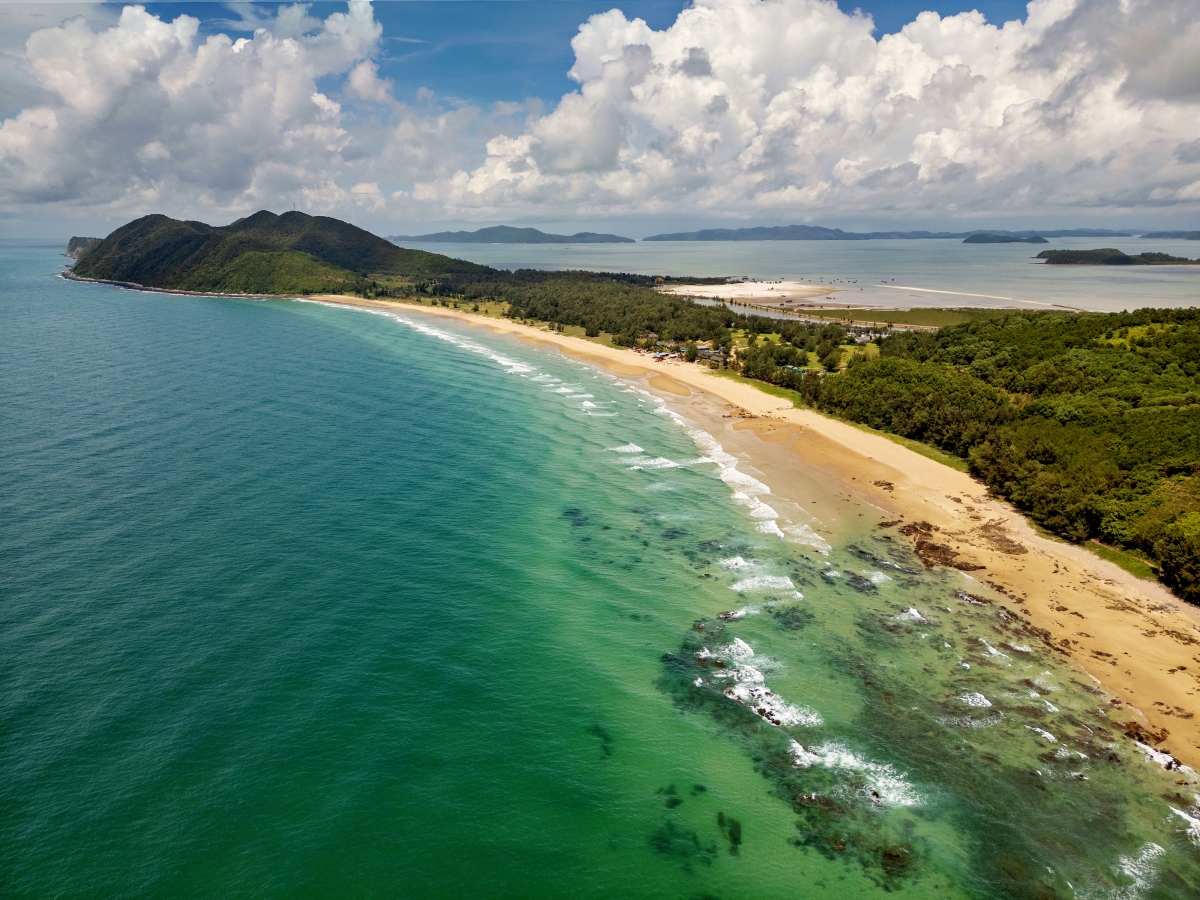觀瀾島位於拜子龍灣，由於海水深淺差距大，表面可見不同漸層的海水顏色。（圖片提供：悅榕集團）